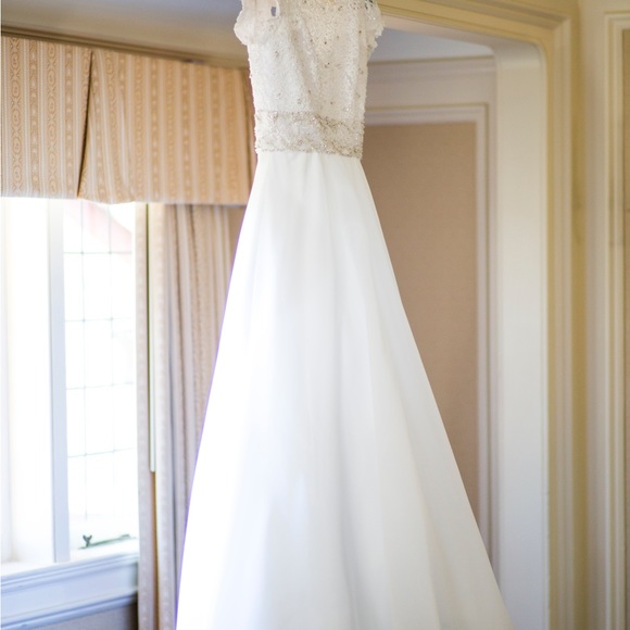 White wedding dress. It’s cleaned and boxed. Unsure the brand (sorry) - Picture 3 of 8